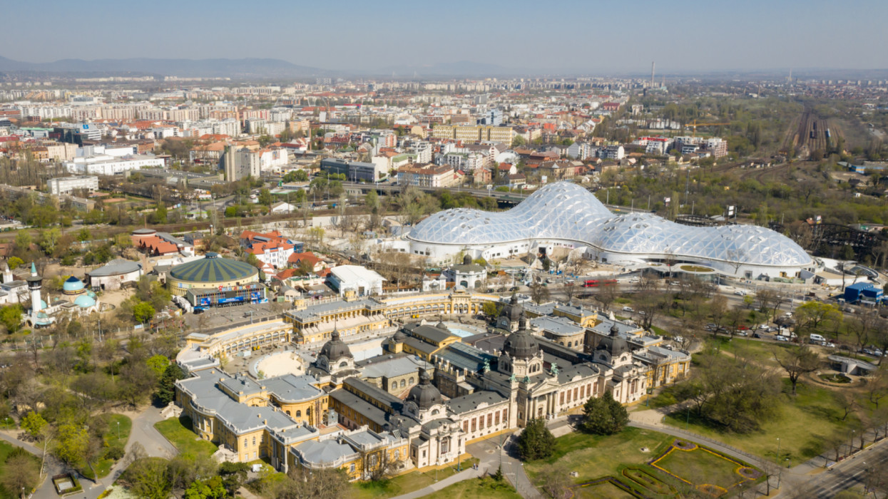 Ikonikus budapesti épület omolhat össze mielőtt elkészült volna: nincs pénz a magas rezsire