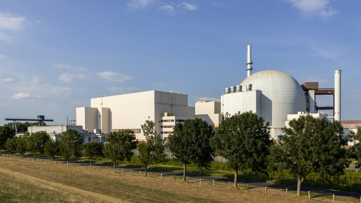 The decommissioned Brokdorf nuclear power plant (KBR) is located near the village of Brokdorf in the district of Steinburg, Schleswig-Holstein.The plant began commercial power operation in October 1986.The plant was shut down on 31 December 2021 as part of Germanys transition to a renewable energy future (Atomausstieg).