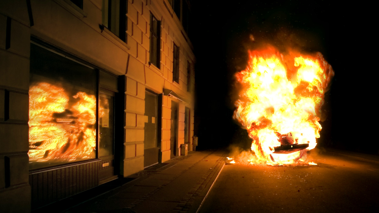 Pillanatokon múlt a tragédia: hatalmas lángokkal égett ki egy BMW Budapesten