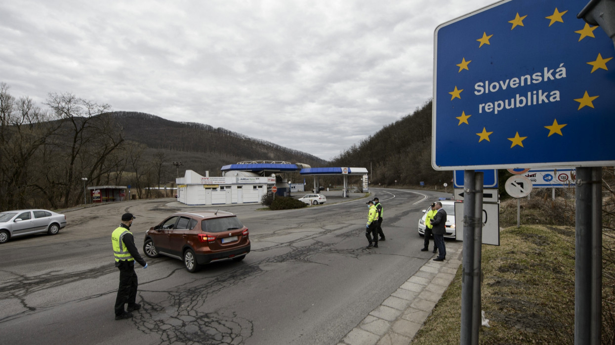 Sátorosbánya, 2020. március 13.Személygépkocsi visszafordul Magyarország felé a Somoskõújfalui és Sátorosbánya közötti határátkelõhelyen 2020. március 13-án. A koronavírus terjedésének megakadályozása érdekében a szlovák kormány reggel 7 órától a közúti határátkelõin - a lengyel határszakaszt kivéve - visszaállítja a határellenõrzést. Csak azokat engedik be Szlovákiába, akik szlovák állampolgárok, és akiknek az országban tartózkodási engedélyük van. Minden külföldrõl érkezõnek 14 napos karanténba kell vonulnia.MTI/Komka Péter