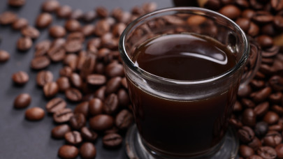 Kávé vs. energiaital: az egyik tényleg halálosabb a másiknál? Itt a válasz a rémes koffeinparára