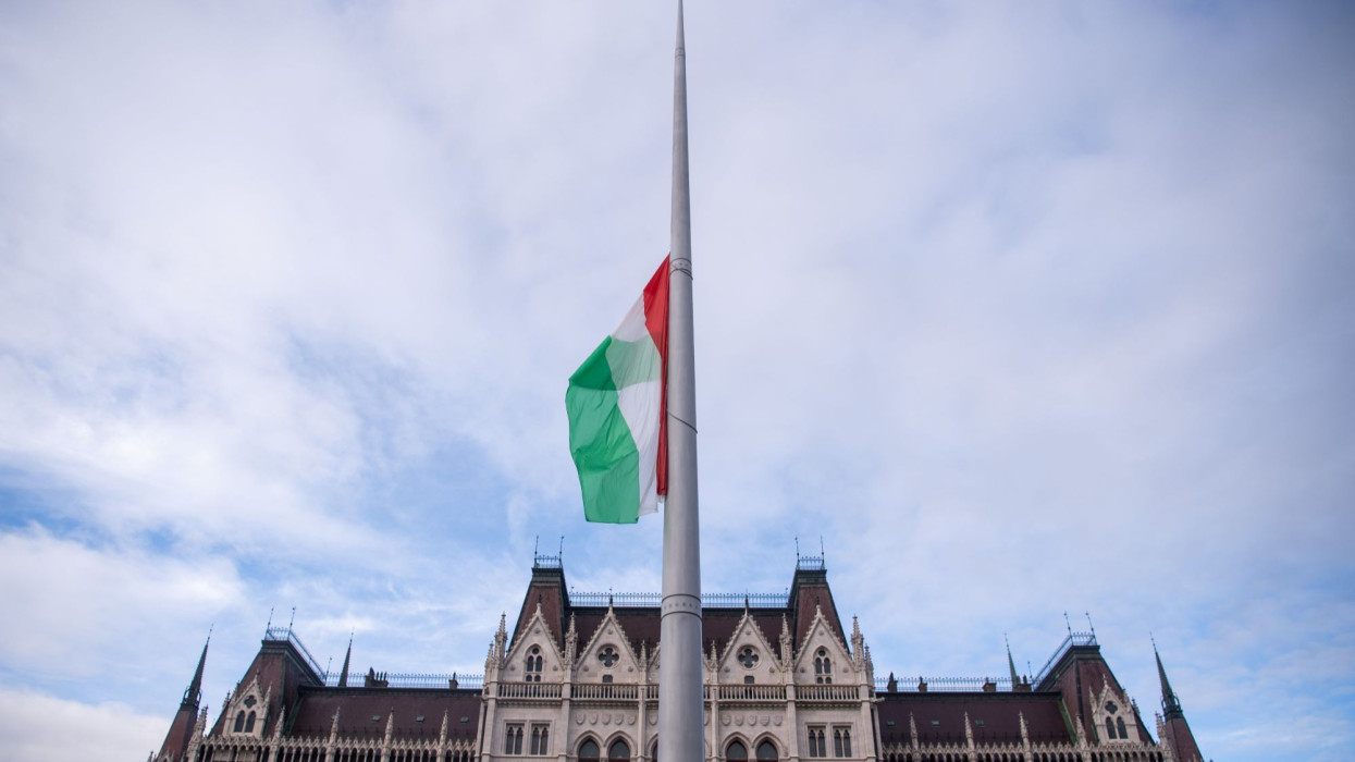 Nemzeti gyásznap van ma Magyarországon: félárbócon a zászlók