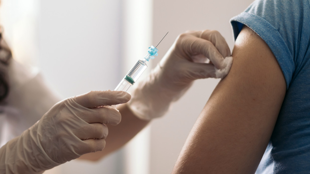 Súlyos dolog derült ki a COVID-vakcinákról: egyre több magyarnak kell erre is figyelnie