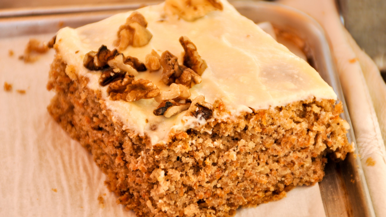 carrot cake with walnuts