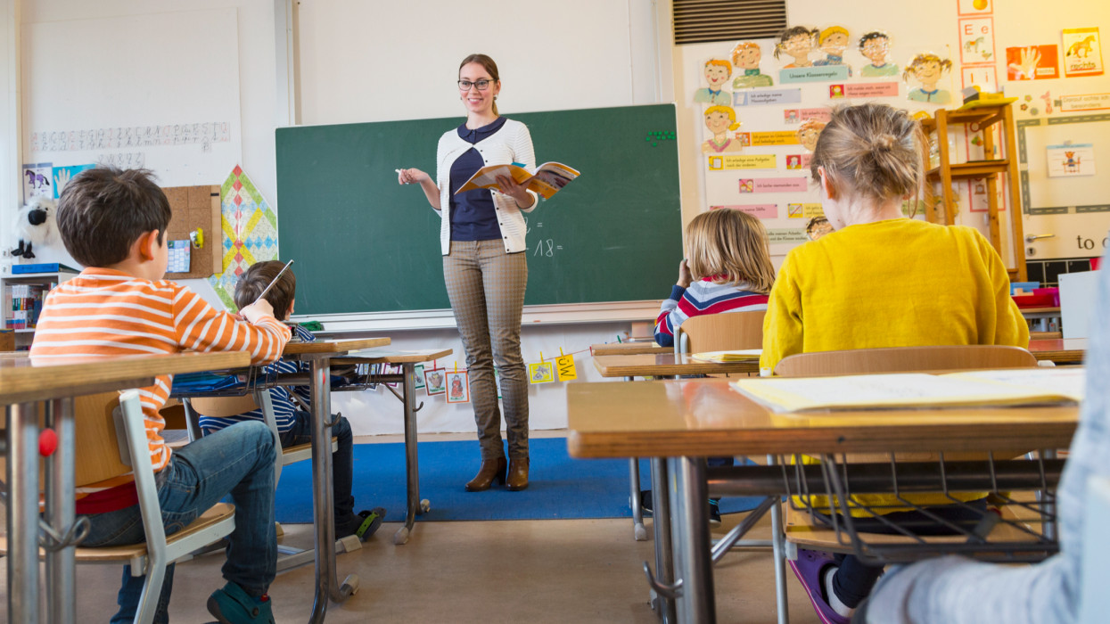 Jelenleg Dániában él és takarít a tanártüntetések vezéralakja