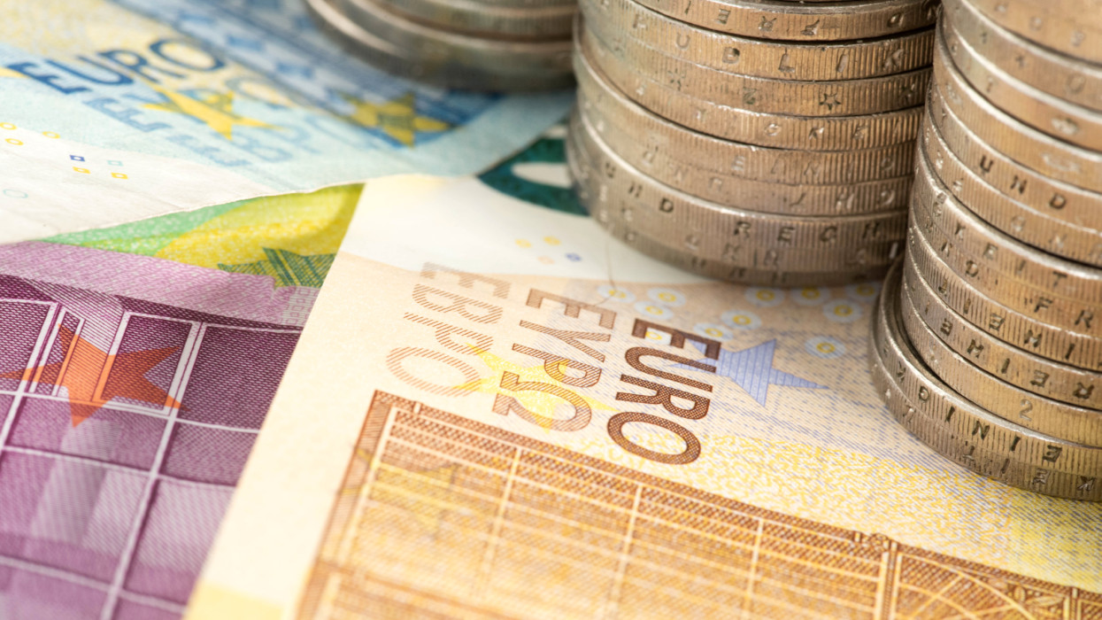Nahaufnahme Euro Banknoten und MÃ¼nzen
