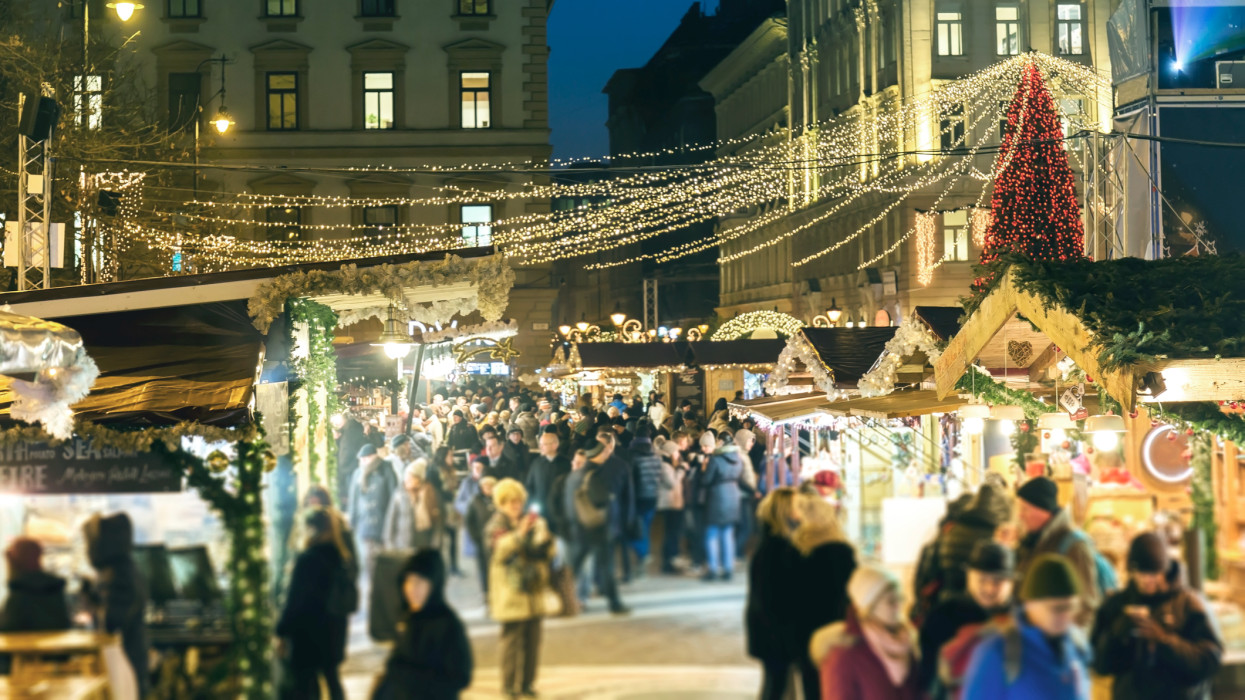 Horrorárak a Vörösmarty téri karácsonyi vásárban: 10 ezer a csirkepaprikás, 5500 a mangalica kolbász