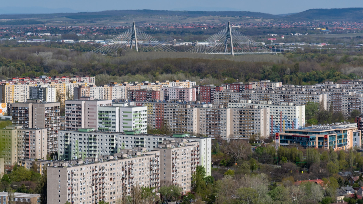 Budapest, 2021. április 24.Békásmegyer panelházai, a Megyeri híd és a Gödöllõi-dombság látképe a Róka-hegyrõl. Mészköves alapkõzetét korábban hosszú idõn keresztül bányászták, a hegytömb területén három nagy kiterjedésû bányaudvar is kialakult. A természetvédelmi oltalom alatt álló kõbánya-rendszer gazdag növény- és állatvilággal rendelkezik, népszerû célpont a kirándulók, és a sziklamászók körében is.MTVA/Bizományosi: Juhász Gábor ***************************Kedves Felhasználó!Ez a fotó nem a Duna Médiaszolgáltató Zrt./MTI által készített és kiadott fényképfelvétel, így harmadik személy által támasztott bárminemû  különösen szerzõi jogi, szomszédos jogi és személyiségi jogi  igényért a fotó szerzõje/jogutódja közvetlenül maga áll helyt, az MTVA felelõssége e körben kizárt.