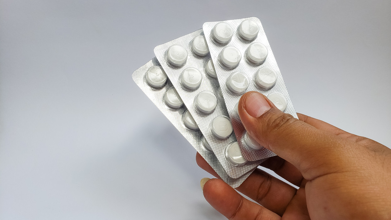Figyelmeztet Zacher Gábor: súlyos függőséget okozhatnak ezek a vény nélküli gyógyszerek