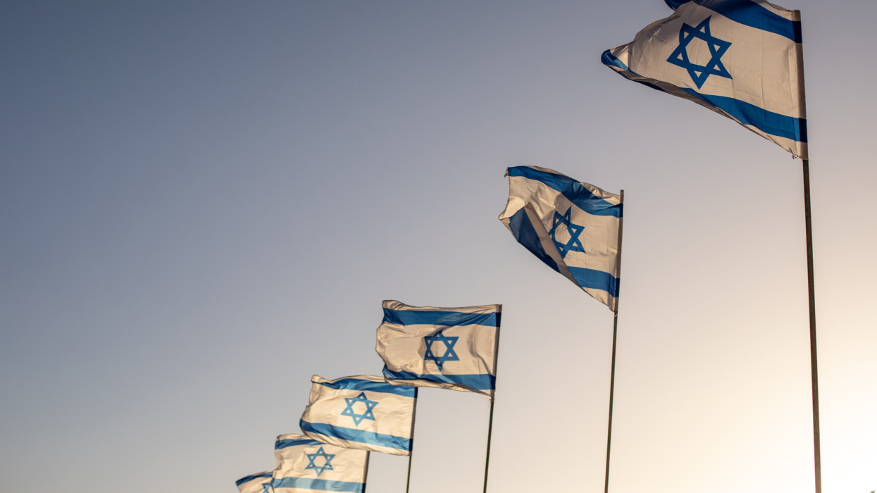 Izrael több zászlója lobog Jeruzsálem történelmi óvárosa előtt Izraelben.