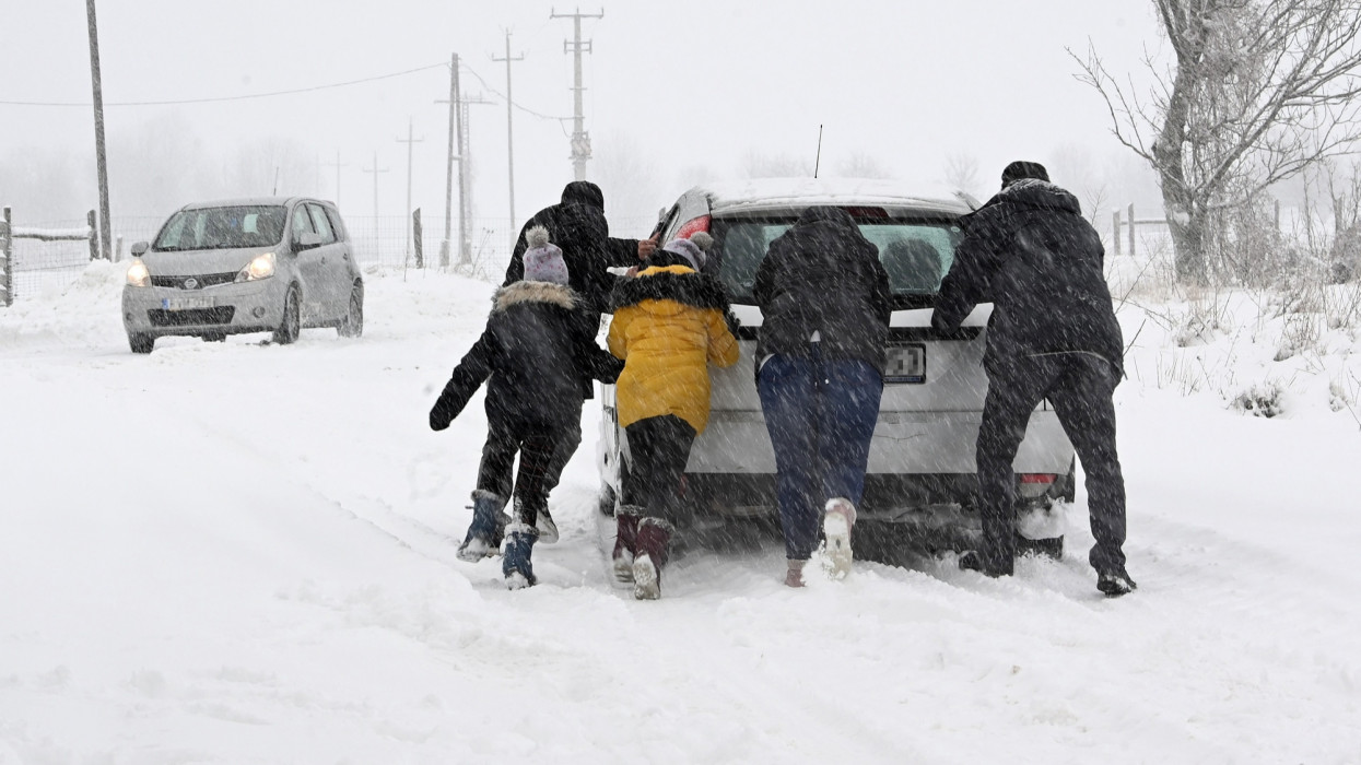 Tés, 2023. január 22.A havas úton elakadt autót tol egy család a behavazott Bakonyban, Tés határában 2023. január 22-én.MTI/Máthé Zoltán