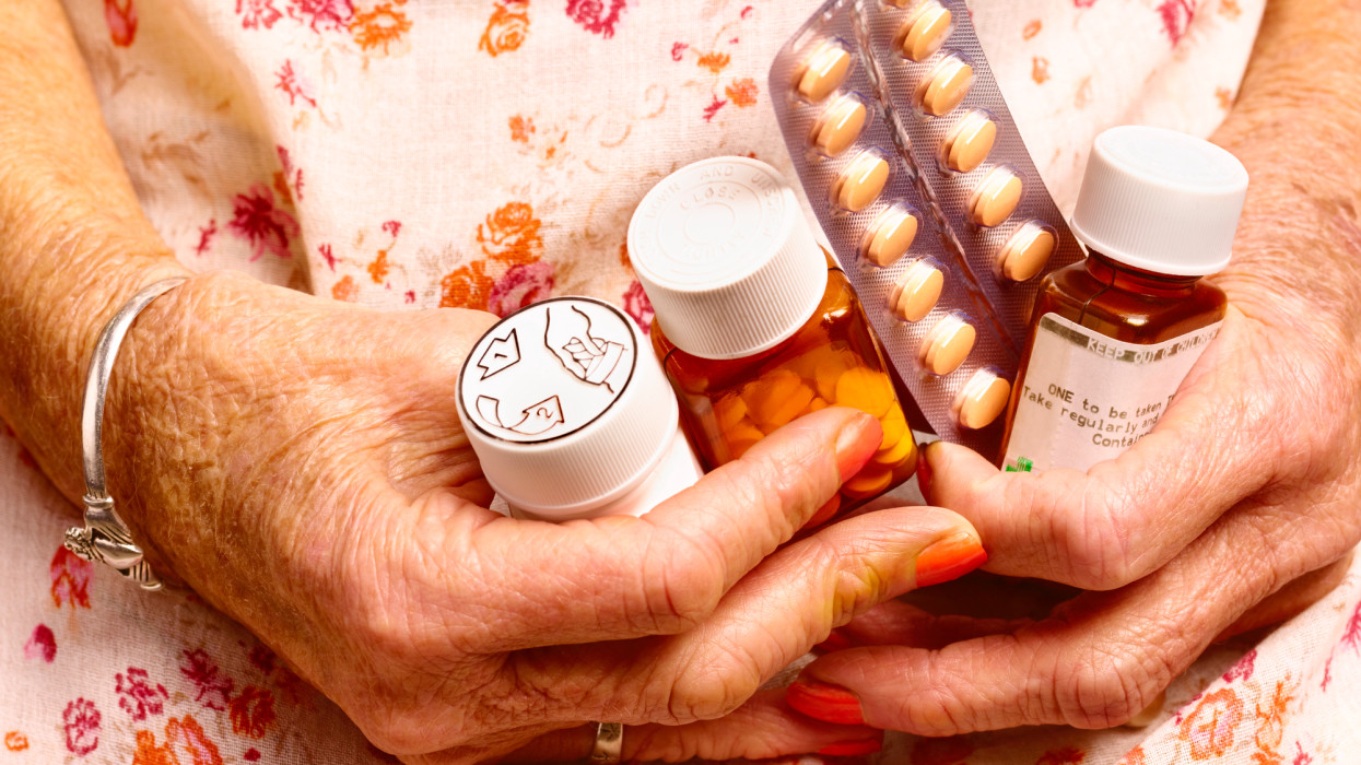 Óriási bajban az idős magyarok: közkedvelt gyógyszerek sodorják veszélybe őket, erre kell figyelni