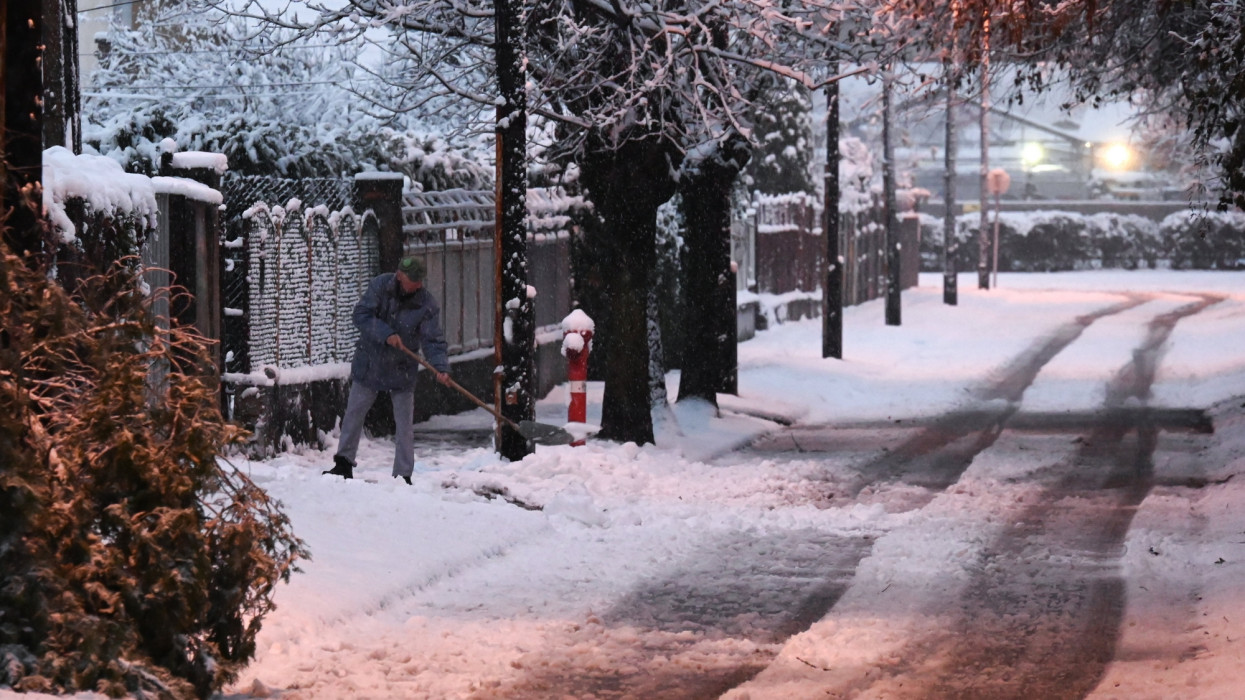 Budapest, 2023. december 7.Férfi havat lapátol egy behavazott rákospalotai utcán 2023. december 7-én.MTI/Máthé Zoltán