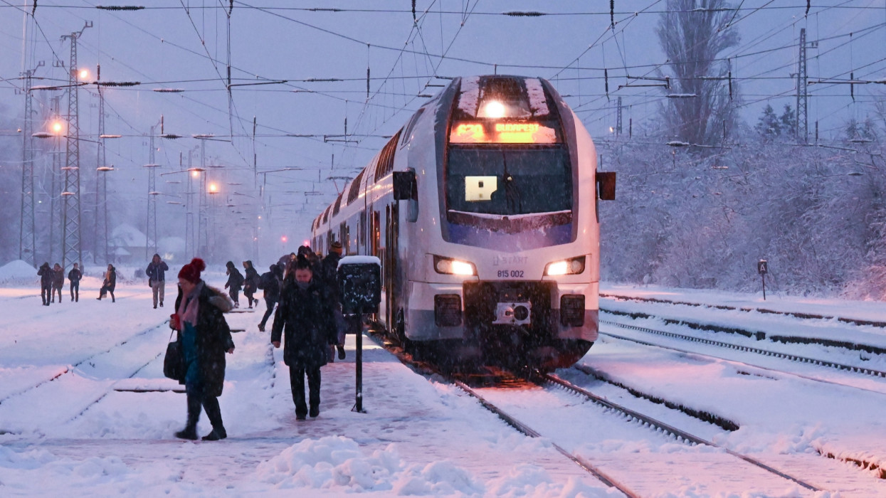 Budapest, 2023. december 7.Utasok a behavazott Rákospalota-Újpest vasútállomáson 2023. december 7-én.MTI/Máthé Zoltán