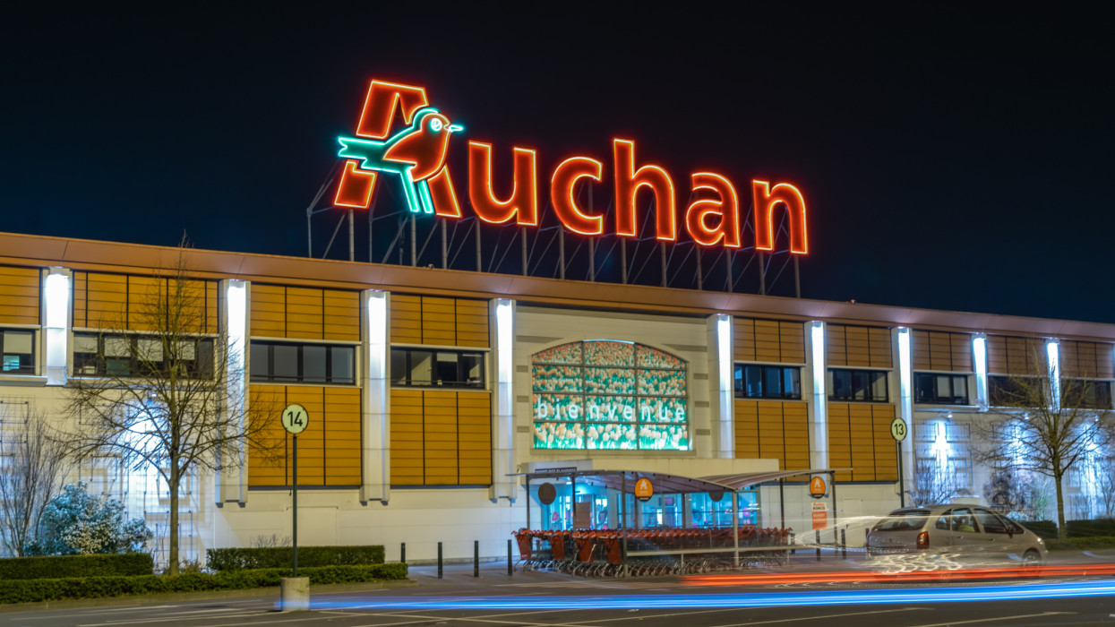Itt a bejelentés: óriási béremelést kapnak az Auchan dolgozói