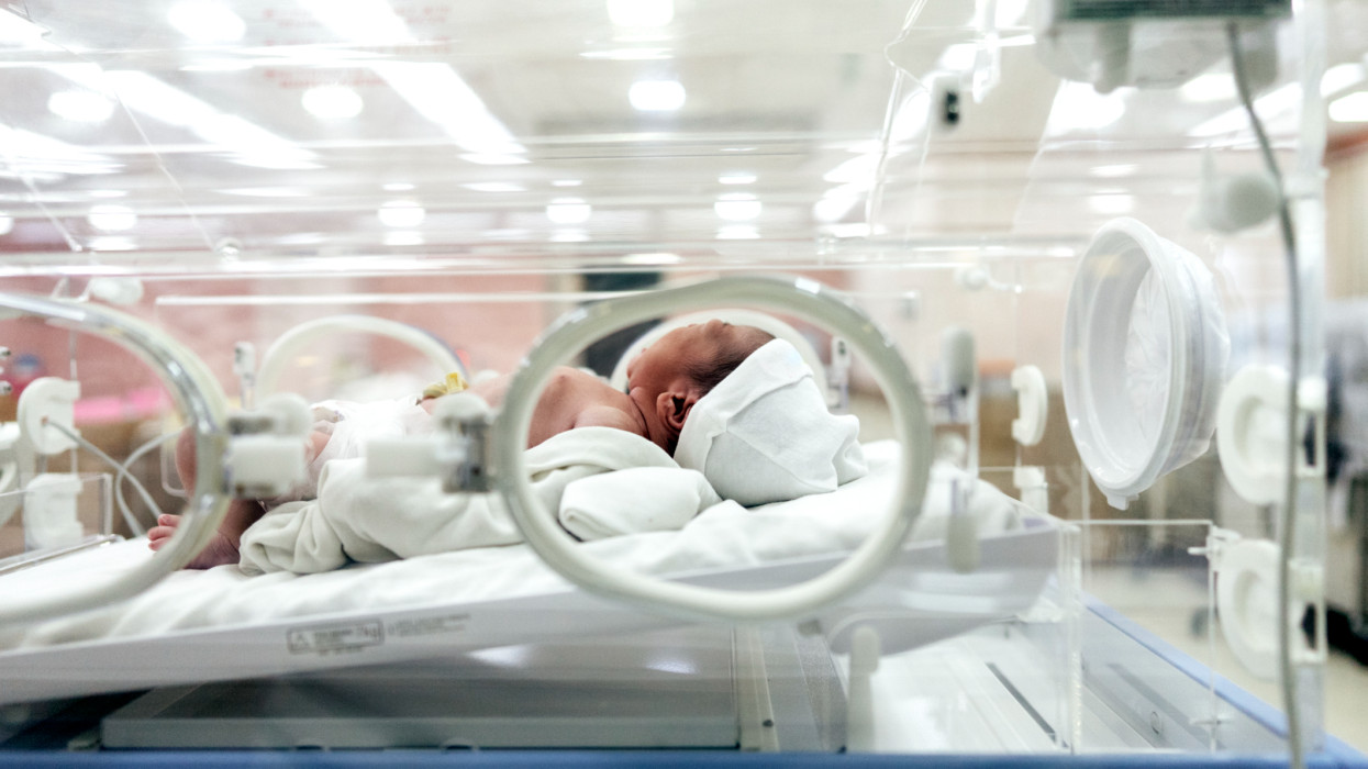 Lehetőség lesz az anonim szülésre: a kormány könnyít az újszülöttek lemondásáról