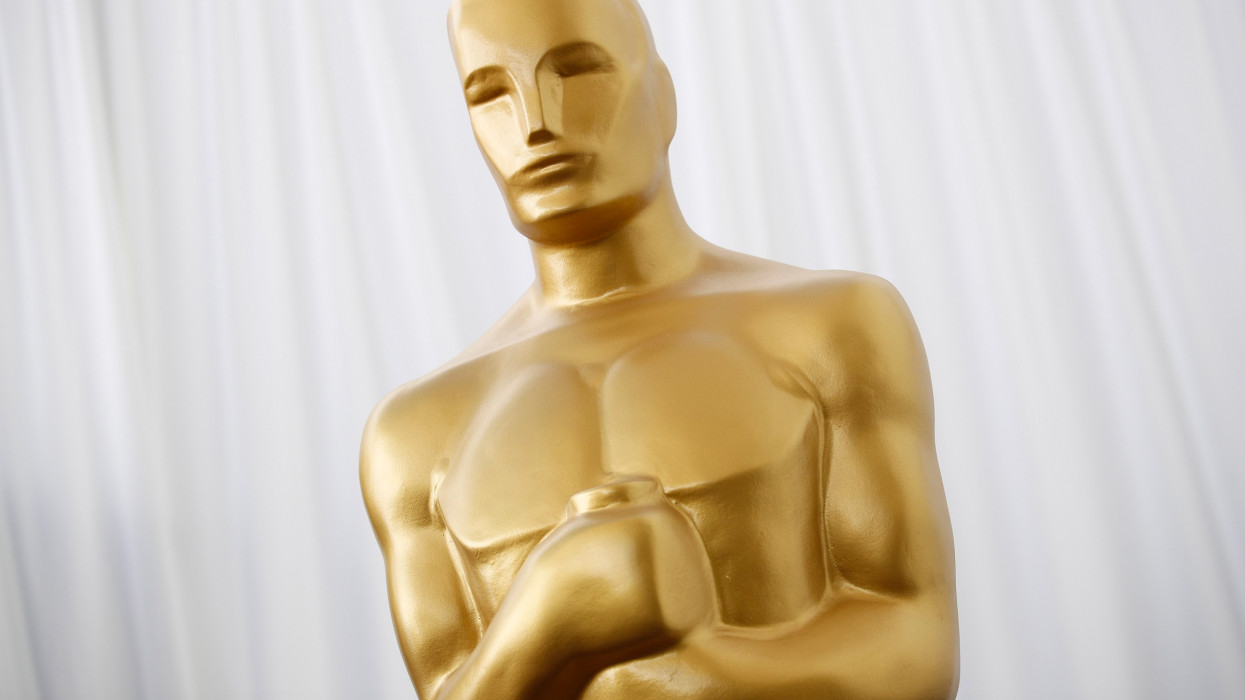 Los Angeles, 2023. március 8.Csokoládéból készített, aranybevonatos Oscar-szobrocska az Oscar-díjak 95. átadási ünnepségét követõ kormányzói bál menüjét bemutató sajtótájékoztatón Los Angelesben 2023. március 7-én, öt nappal az Oscar-gála elõtt.MTI/EPA/Caroline Brahman