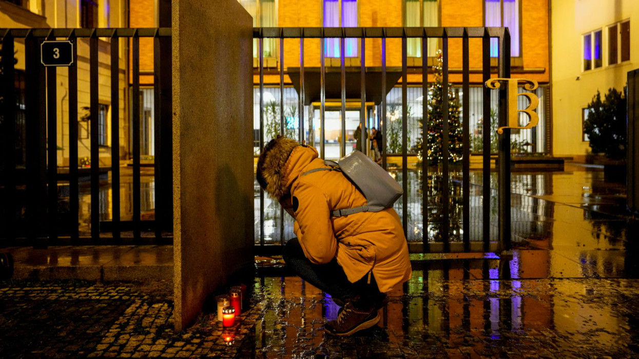 Szombatra nemzeti gyásznapot hirdettek Csehországban: minden, amit eddig tudunk a prágai lövöldözésről