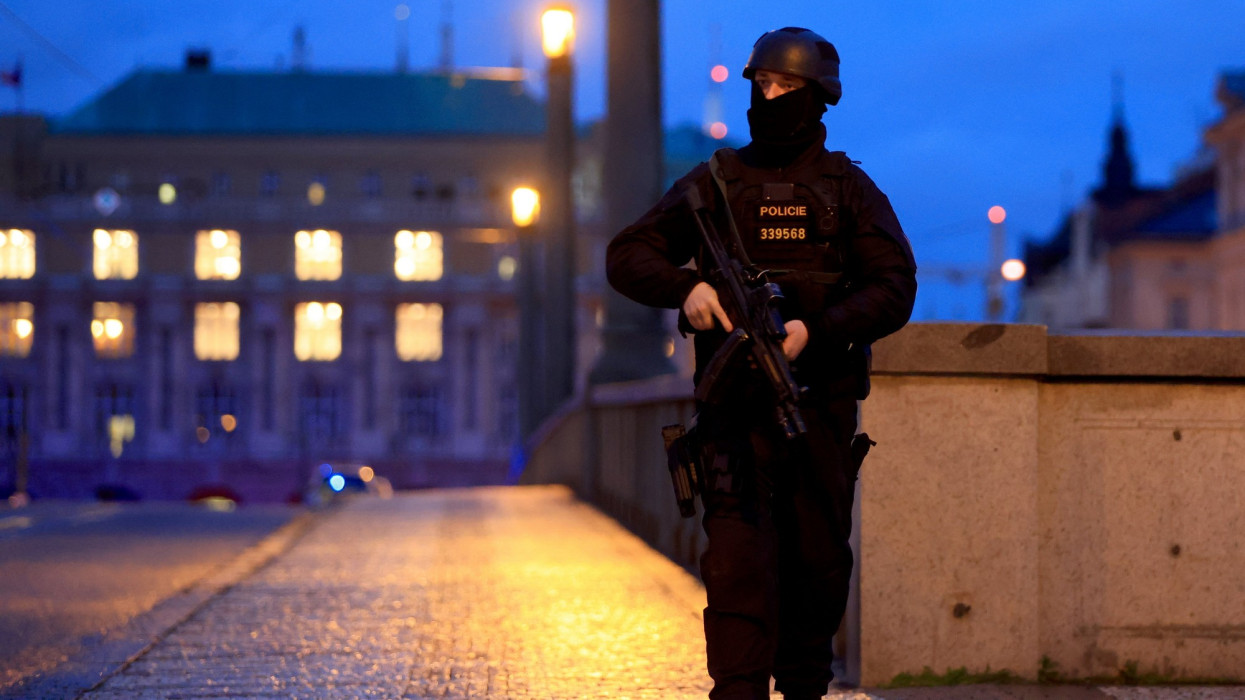 Prága, 2023. december 21.Fegyveres rendõr biztosítja a helyszínt a prágai Károly Egyetemnél elkövetett lövöldözést követõen 2023. december 21-én. A cseh rendõrség szerint a fegyveres támadásnak halálos áldozatai is vannak, az elkövetõt ártalmatalnították, de részleteket nem közöltek.MTI/EPA/Martin Divisek