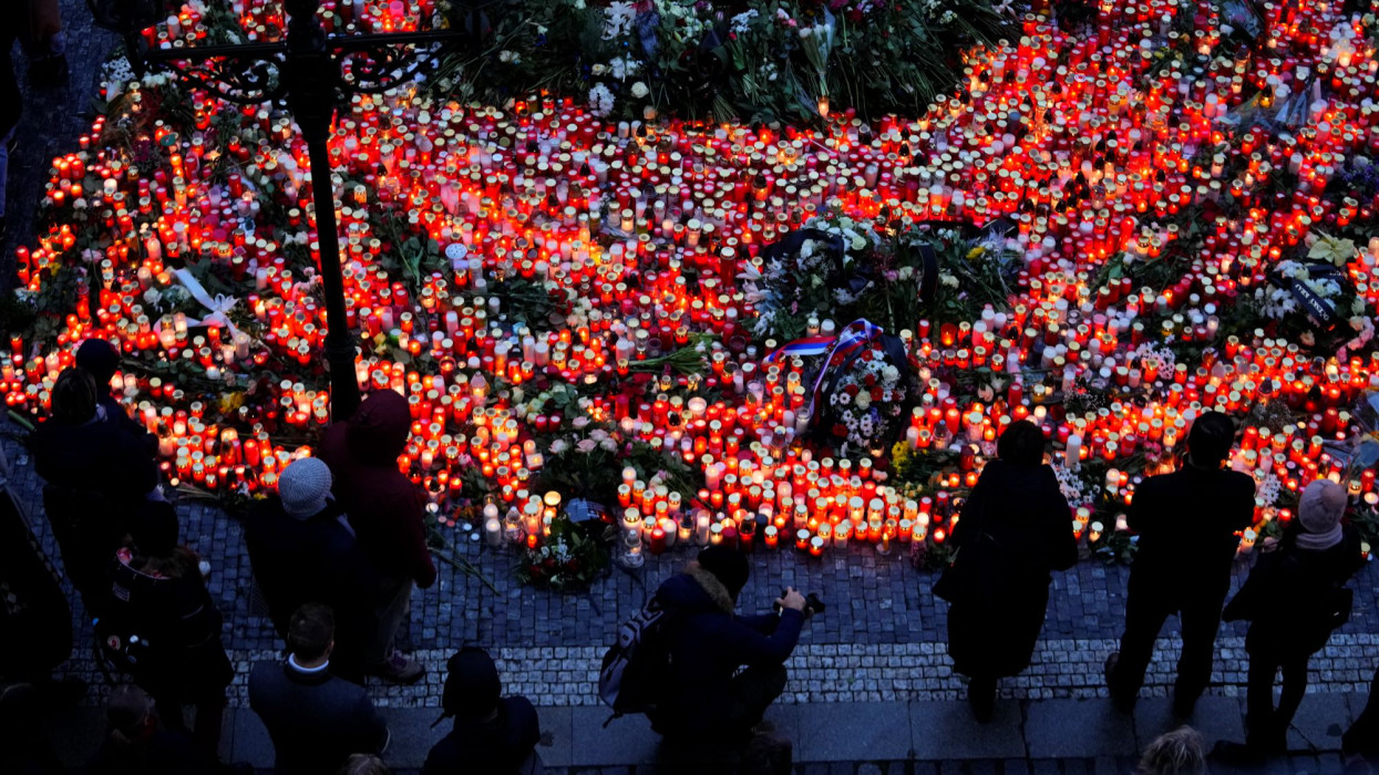 Nem csitul a döbbenet: nemzeti gyásznapot tartanak Csehországban a merénylet áldozataiért