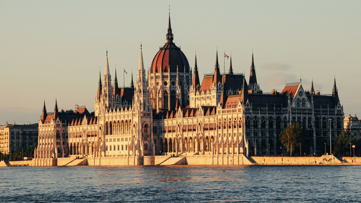 Egyre durvul az árvíz Budapesten: már a Parlamentet mossa a Duna