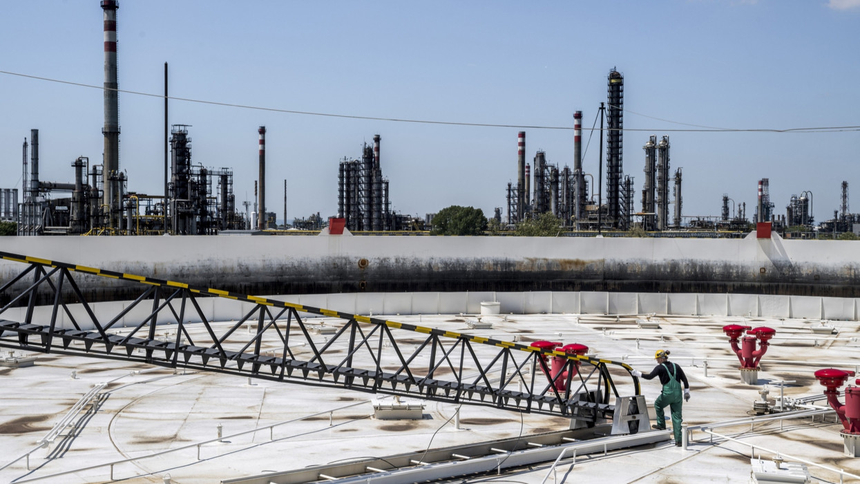 Ki vagy mi okozta a tüzet a százhalombattai finomítóban? Rendkívüli bejelentést tett Hernádi Zsolt, a MOL elnök-vezérigazgatója