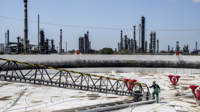 Ki vagy mi okozta a tüzet a százhalombattai finomítóban? Rendkívüli bejelentést tett Hernádi Zsolt, a MOL elnök-vezérigazgatója