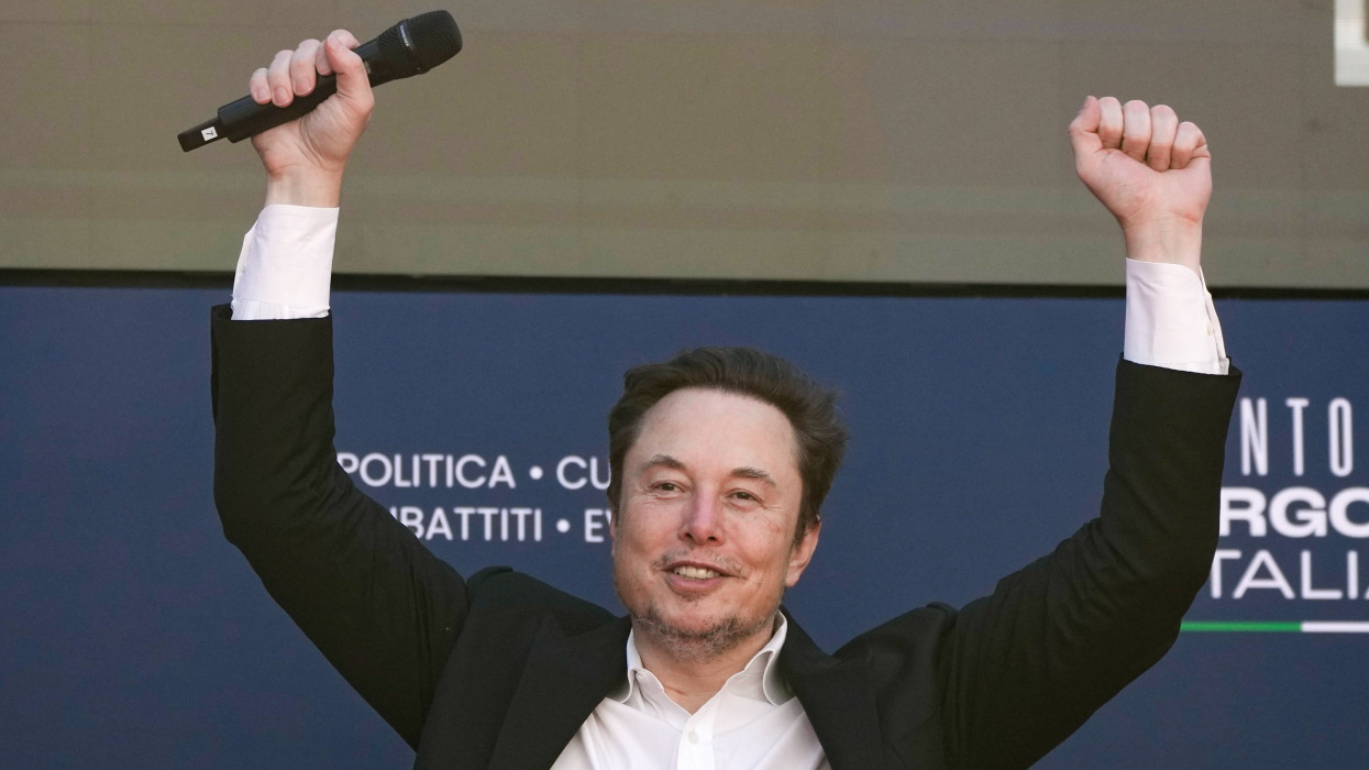 Róma, 2023. december 16.Elon Musk, az X közösségi médiaplatform, a Tesla Motors elektromosjármû-gyártó, a SpaceX amerikai ûrkutatási magánvállalat tulajdonosa az Olasz Testvérek kormánypárt ifjúsági szervezete által rendezett, Atreju nevû találkozóra érkezik Rómában 2023. december 16-án.MTI/AP/Alessandra Tarantino
