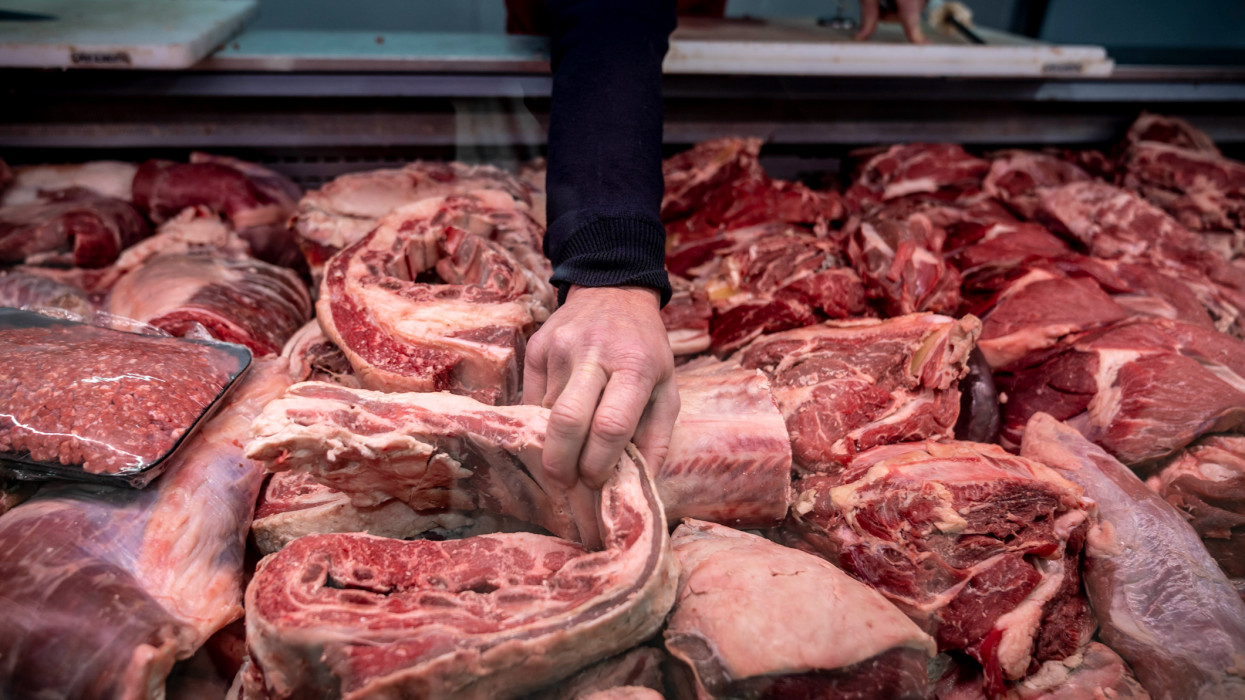 Óriási veszélyre figyelmeztetnek Magyarországon: mi lesz így az emberek kedvenc hústermékeivel?