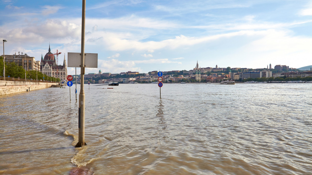 Gőzerővel készülnek a dunai áradásra Budapesten: szigorú tilalmat vezettek be, megjárja, aki erre nem figyel