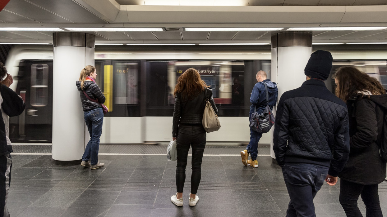 Picture of people waiting for a metro in Budapest, while a train is entering with speed blur