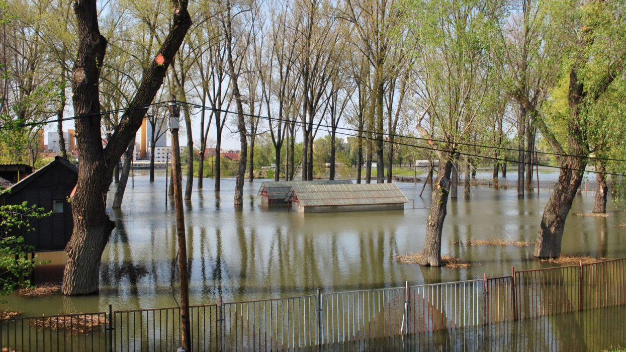 A Duna után most a Tisza is árad: lezárják a szegedi rakpartot