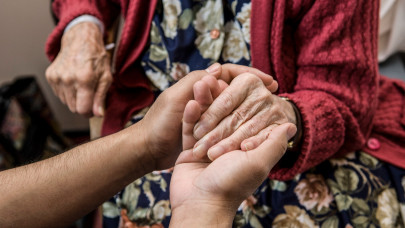 Kevesen tudják: százezernyi magyar nyugdíjasnak jár ingyen ez az életmentő szolgáltatás
