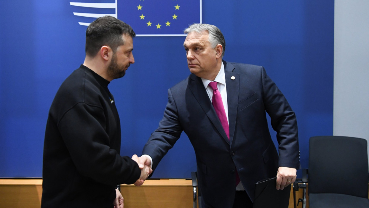 Brüsszel, 2023. február 9.Az Európai Tanács által közreadott képen Orbán Viktor miniszterelnök (j) és Volodimir Zelenszkij ukrán elnök kezet fog az Európai Tanács kétnapos brüsszeli tanácskozásának helyszínén 2023. február 9-én.MTI/Európai Tanács