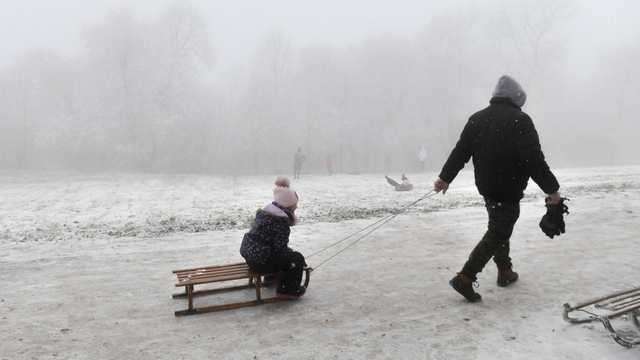 Dübörögnek a hóágyúk a Normafán: eddig lehet ingyenesen használni a sípályát