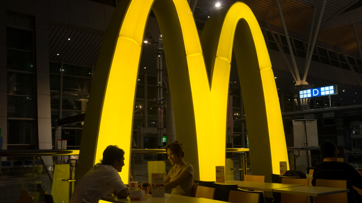 Komoly átalakításokat jelentett be a McDonald&#039;s: a magyarok kedvenc burgereit is érintheti
