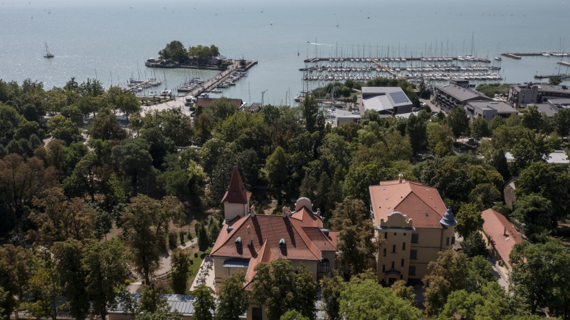 Végleg eltűnik a legendás Balaton-parti napközis tábor: 69 lakásos luxuslakópark épül a helyére