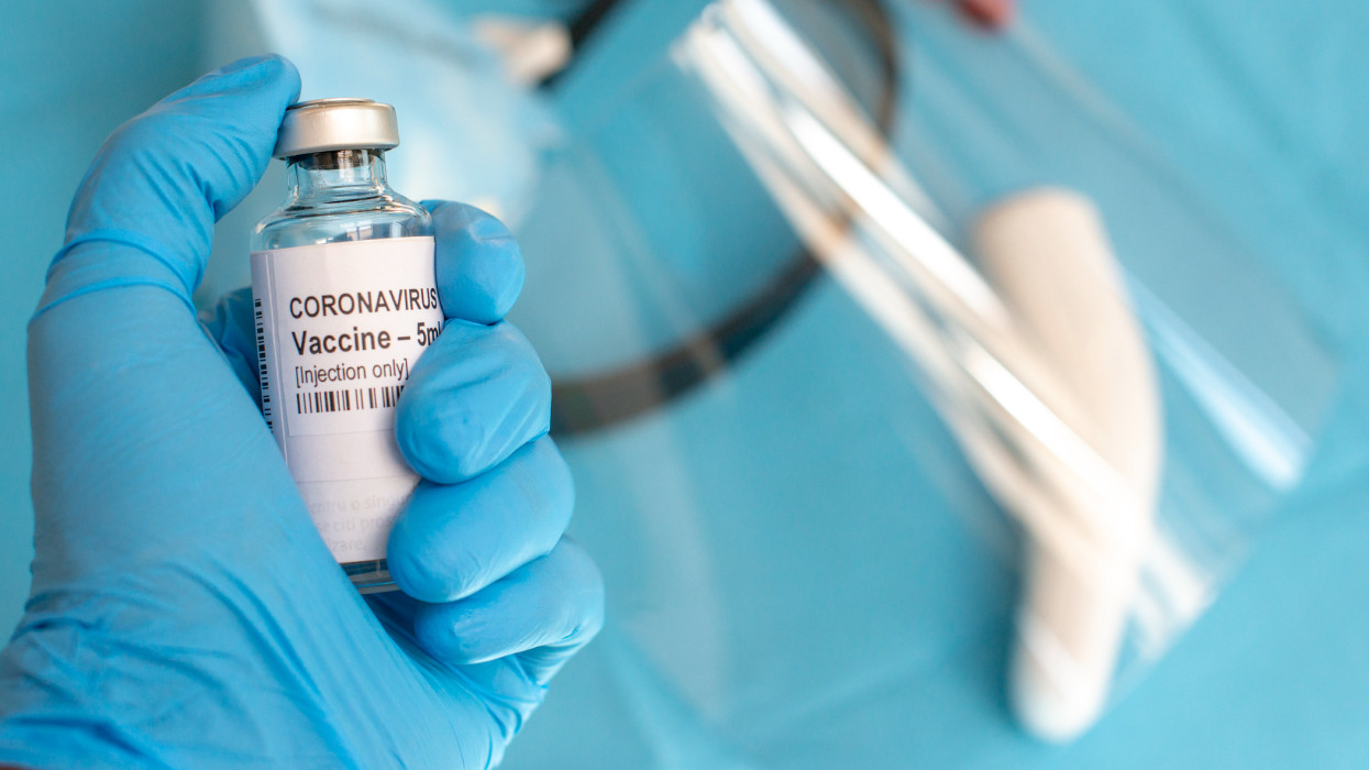 Több száz embernél állapítottak meg súlyos egészségromlást a koronavírus-oltás miatt