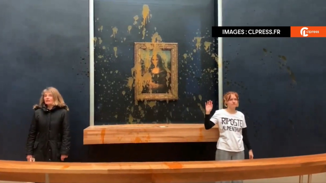 Hogy tehetnek ilyet? Klímaaktivisták akarták megrongálni a Mona Lisát, levessel öntötték le + videó