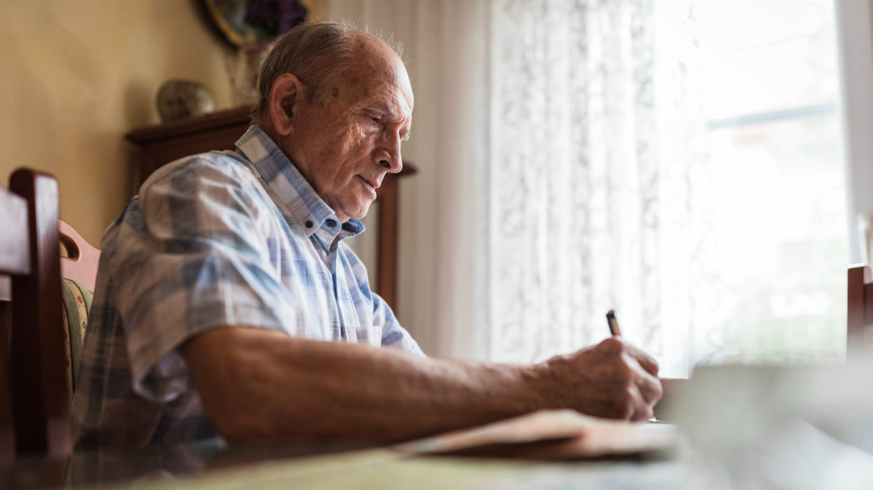 Brutális terhet kaptak a nyakukba a magyar idősek: a nyugdíjuk fele is rámehet, egyre többen vannak