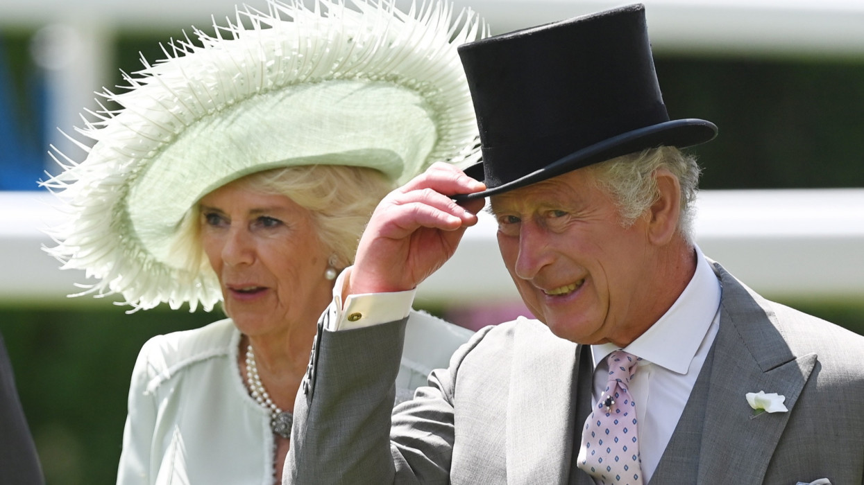 Ascot, 2023. június 22.III. Károly brit király és felesége, Kamilla királyné hintón érkezik az ascoti derbire 2023. június 22-én, a hölgyek napján. A június 24-ig tartó, ötnapos lóverseny a brit társasági élet egyik legfontosabb eseménye.MTI/EPA/Neil Hall