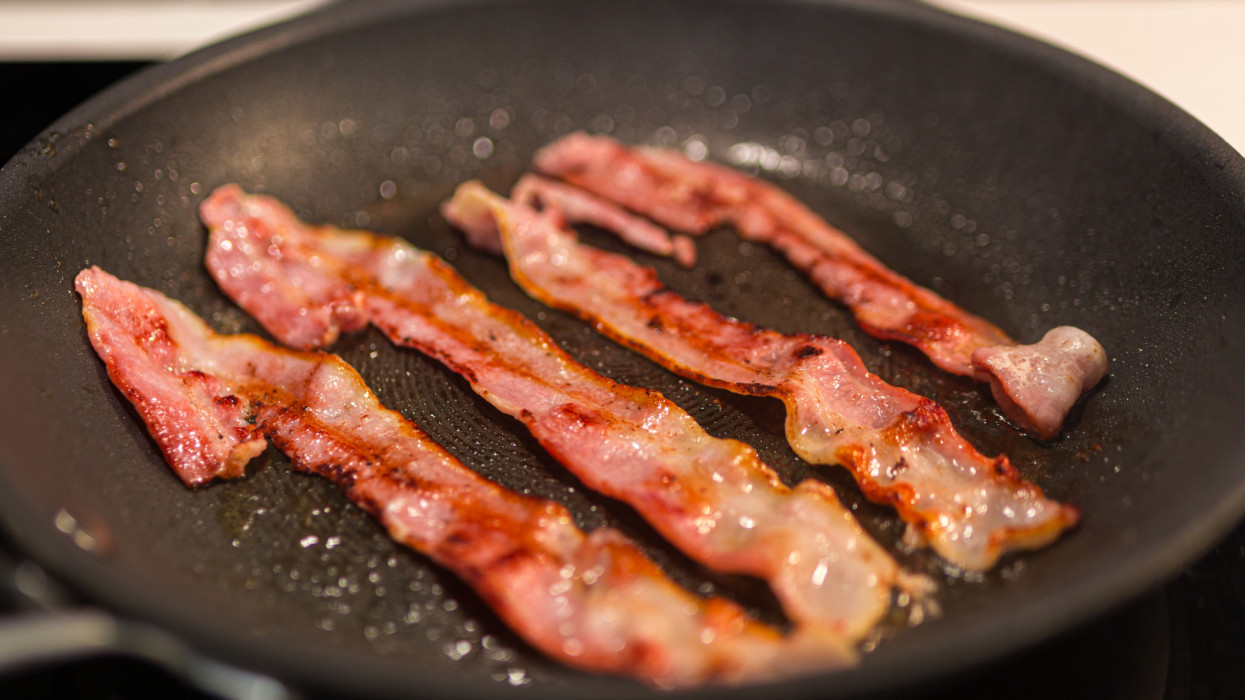 Vége lehet a vegán baconnek? Kemény döntést hoztak Brüsszelben az élelmiszerekről