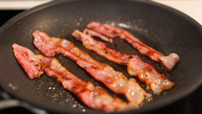 Vége lehet a „vegán baconnek”? Kemény döntést hoztak Brüsszelben az élelmiszerekről