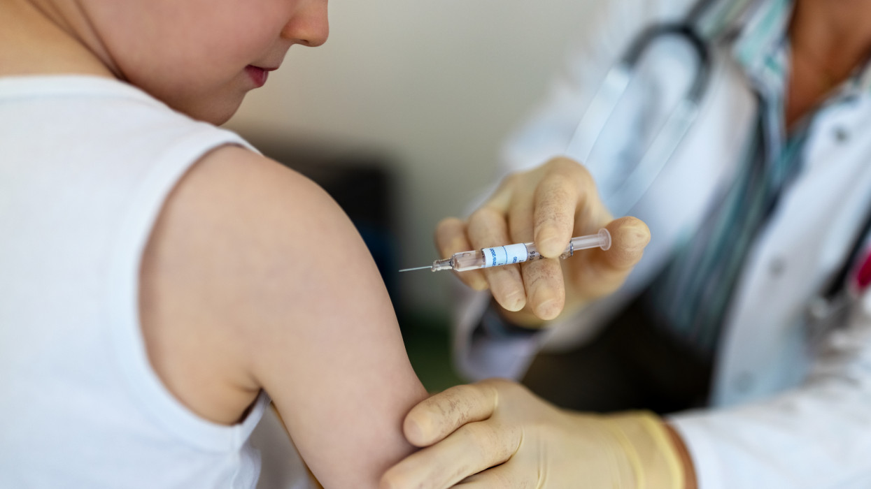 Egy édesanya állítja, hogy a védőoltások miatt lettek betegek a gyerekei: 120 millióra perli az államot