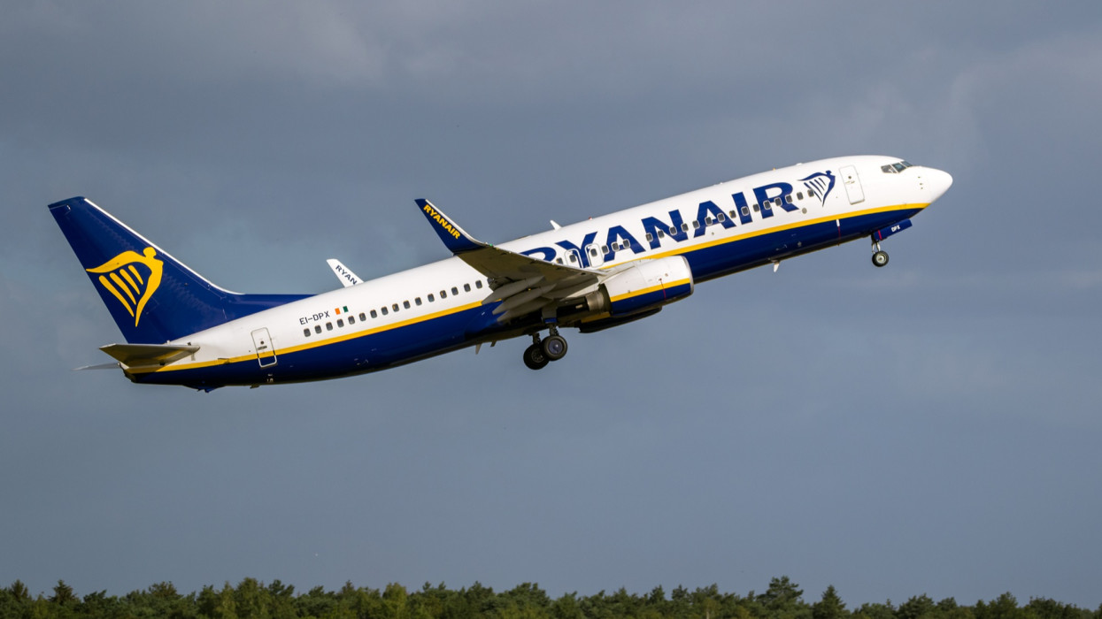 Nagyon belehúz a Ryanair: hat új járattal támadnak idén nyáron, mit lép erre a Wizz Air?