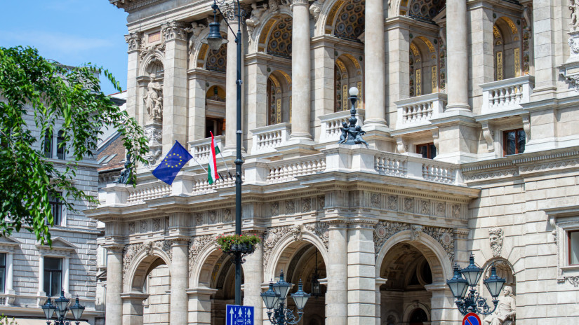 Örülhet Magyarország a friss OECD-jelentésnek: innentől kolbászból lesz majd a kerítés?