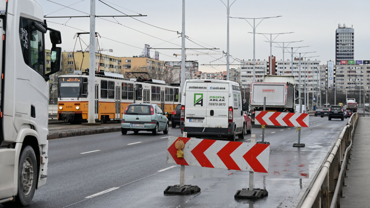 Nagyon fontos budapesti hídnak zárják le egy szakaszát: készüljön mindneki, aki erre kocsikázna