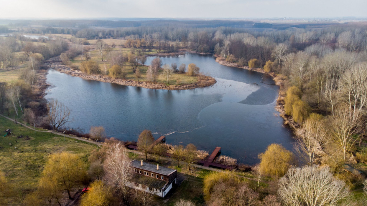 Debrecen, 2023. január 30.A drónnal készült képen a Vekeri-tó Debrecen közelében 2023. január 30-án. Az elmúlt idõszak csapadékos idõjárásának következtében újra van víz a tavaly nyáron az aszály miatt teljesen kiszáradt tóban.MTI/Czeglédi Zsolt