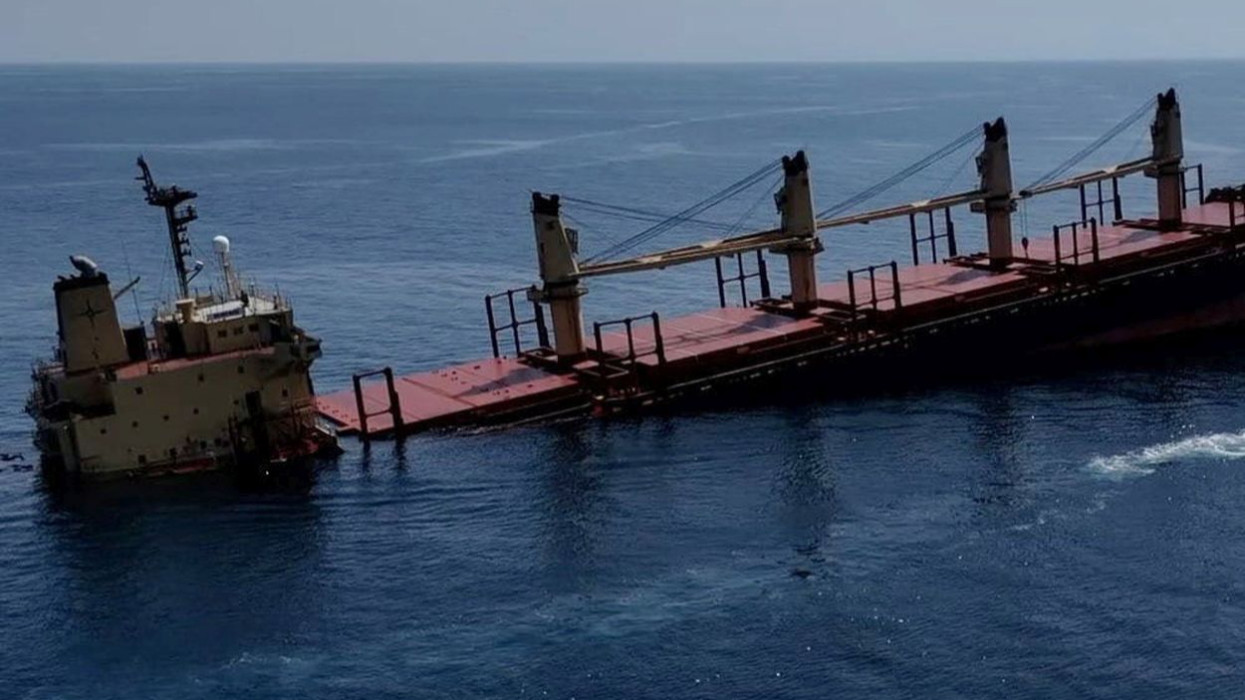 Vörös-tenger, 2024. február 27.Az al-Dzsumhurija jemeni tévécsatorna felvétele a süllyedõ Rubymar brit teherhajóról a Vörös-tengeren, a jemeni partok közelében 2024. február 26-án. A jemeni húszi lázadók február 20-án megtámadták a mûtrágyát szállító hajót, és a rakétacsapástól szivárogni kezdett a rakománya. A Szaúd-Arábia támogatta jemeni kormány az ENSZ-hez fordult sürgõs segítségnyújtásért a környezeti katasztrófa elkerülése érdekében.MTI/EPA/Al-Dzsumhurija TV