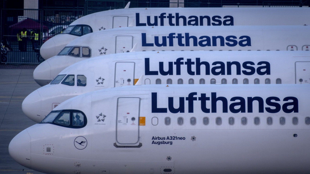 Frankfurt, 2024. március 7.A Lufthansa német légitársaság utasszállító repülõgépei a Frankfurti Nemzetközi Repülõtéren 2024. március 7-én, amikor a Lufthansa földi személyzete kétnapos figyelmeztetõ sztrájkba kezdett. A 25 ezer vállalati dolgozó béremelést követelõ munkabeszüntetése március 9-tõl várhatóan a Lufthansa Cargo teherszállító gépeinek rakománykezelõi tiltakozásával folytatódik.MTI/AP/Michael Probst
